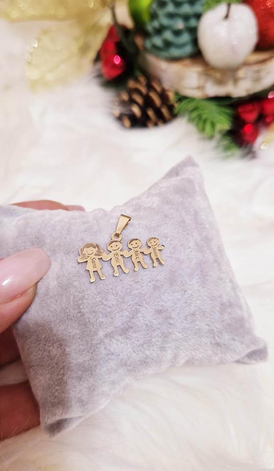 Pendant with 4 engraved members - 14ct Gold