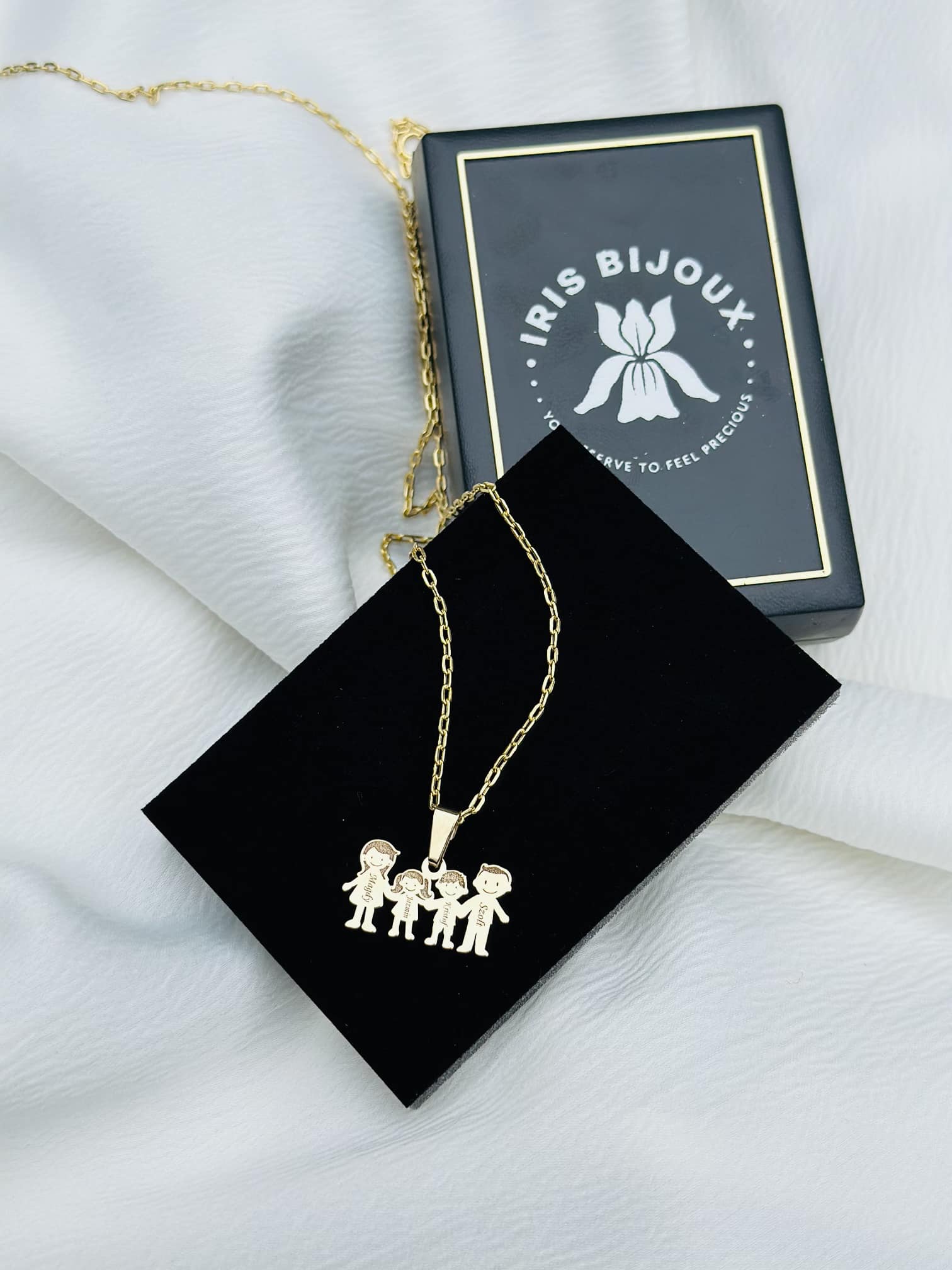 Gold pendant necklace 4 members engraved - 14ct Gold